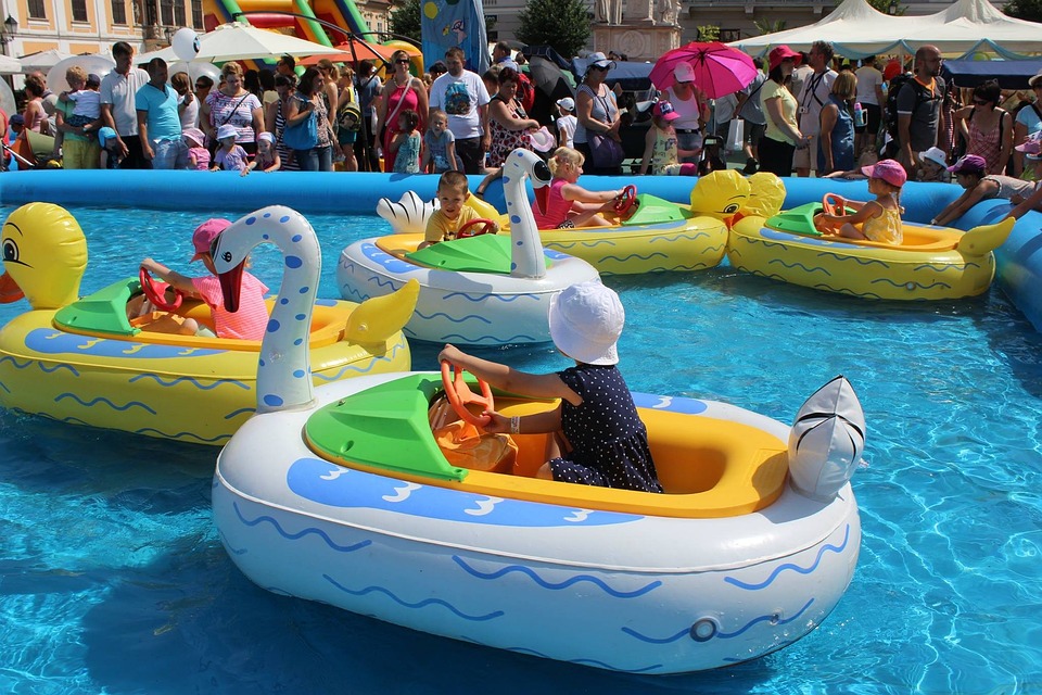 Každý člověk má rád dovádění v bazénu. 